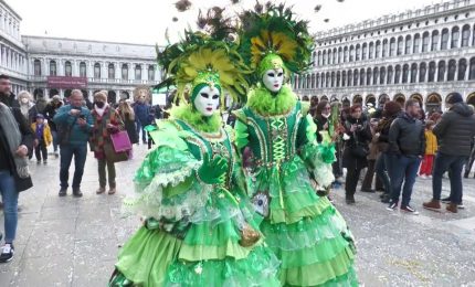Carnevale, a Venezia tornano le maschere ed &egrave; boom di turisti