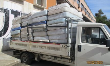 Palermo, furgone con materassi abbandonato da oltre tre mesi con pidocchi, pulci, cimici...