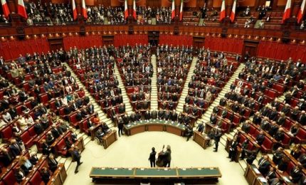 La Camera approva l'obbligo del vaccino anti-Covid (delle multinazionali farmaceutiche) per gli over 50. I voti e nomi