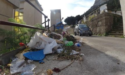 Cimitero dei Rotoli di Palermo: dopo le bare accatastate nelle tensostrutture è arrivata pure la munnizza...