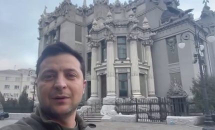 Ucraina, Zelensky "La lotta &egrave; qui, non deponete le armi"