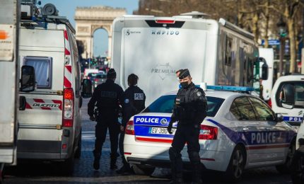 Il Freedom Convoy arriva anche a Parigi, scontri tra chi manifesta contro le restrizioni anti-Covid e la Polizia (VIDEO)