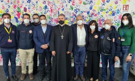 Covid, Vescovo di Palermo visita l&rsquo;hub vaccinale della Fiera