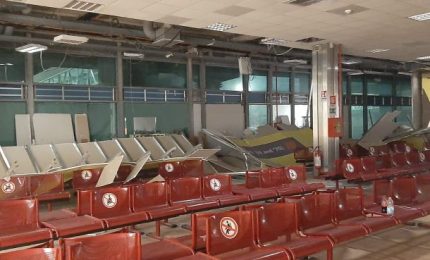 Forte vento a Palermo, paura e danni. Cede una parete dell&rsquo;aeroporto