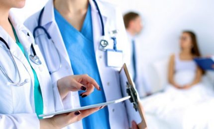 Covid e solidarietà/ Sanitario italiano non vaccinato? Non può lavorare in Italia. Sanitario ucraino non vaccinato? Può lavorare in Italia