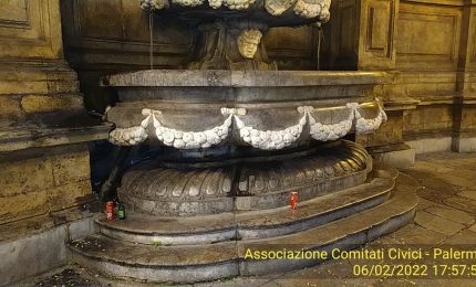 Una fontana dei Quattro Canti di Palermo con lattine e munnizza varia