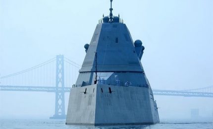 In guerra con la nave da guerra più costosa del mondo che guida i droni in battaglia