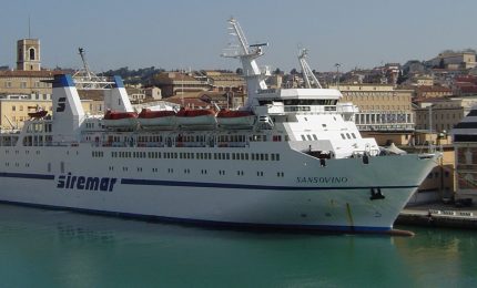 Avaria per la nave Sansovino che collega Porto Empedocle con Lampedusa. Si comincia bene...