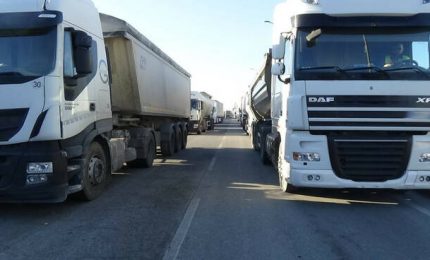 Un litro di gasolio 2,3 euro non è tollerabile: da Lunedì prossimo blocco degli autotrasportatori in tutta l'Italia