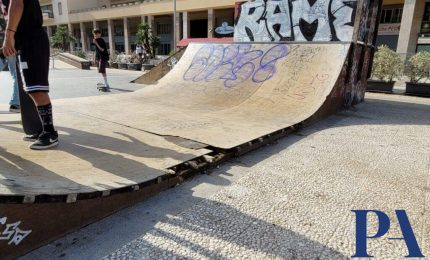 Palermo, ragazzini scatenati praticano lo skateboard in un'area pericolosa e per giunta tra le più sorvegliate della città