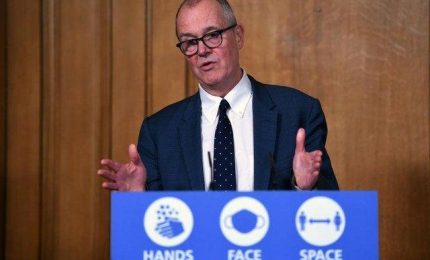 Sir Patrick Vallance: il Covid non sta scomparendo, potrebbero spuntare varianti pi&ugrave; gravi di quelle conosciute fino ad oggi