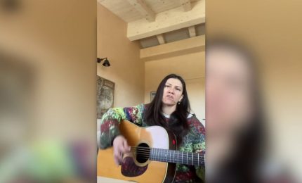 Elisa canta "Zombie" per i ragazzi russi arrestati perch&eacute; protestavano