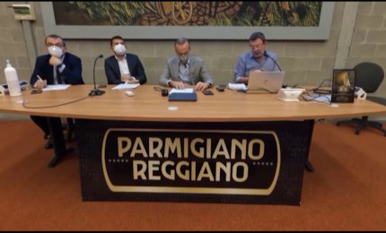 Parmigiano Reggiano tra sostenibilit&agrave; e benessere degli animali