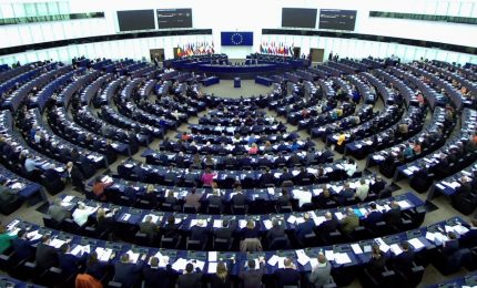 Strasburgo chiede pi&ugrave; sanzioni a Russia e tutele per i minori