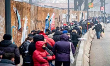 A Milano centinaia di persone in fila per il cesto di alimenti gratis (VIDEO). Sergio Tancredi: "Con Draghi Italia come la Grecia"