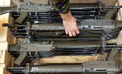 In Ucraina in vendita magliette con l'invito a uccidere i russi. Il rapporto in Italia tra informazione e industrie delle armi