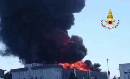 In fiamme un deposito di vernici vicino Roma