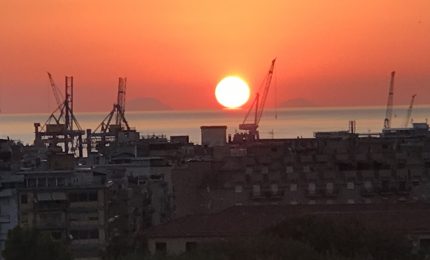 Alba a Palermo tra Alicudi e Filicudi: buon giorno a buona Domenica a tutti