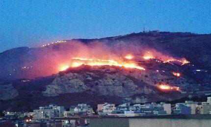 Una mezza sciroccata e i boschi di Erice sono in fiamme. Alla Sicilia servono subito 30 mila operai forestali/ SERALE