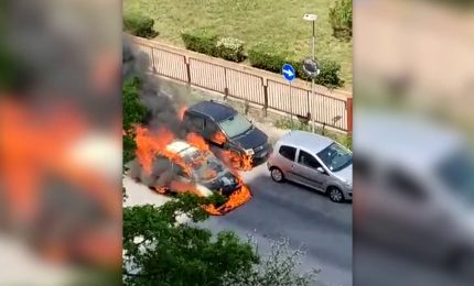 Palermo, auto si incendia in strada. Tragedia sfiorata