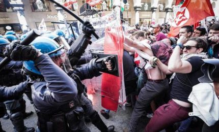 Primo Maggio a Torino: la polizia in tenuta anti-sommossa prende a manganellate i rider ("Tu ordini, ci vanno loro")