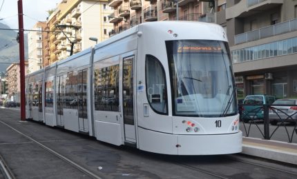 Palermo, Tram quasi vuoti lungo il tratto Notarbartolo-Borgo Nuovo e gli automobilisti nel traffico tra gas di scarico ed elettrosmog