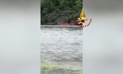 Si ribalta con la canoa sul Ticino, salvato dai vigili del fuoco