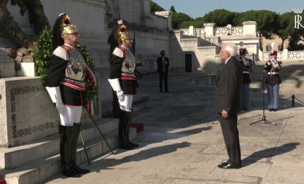 2 Giugno, Mattarella depone corona d&rsquo;alloro all&rsquo;Altare della Patria