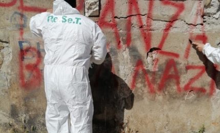 I catenacci incollati e le scritte con lo spray a Villa Filippina sono antecedenti alla manifestazione di dissenso verso il Ministro Speranza