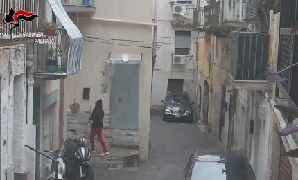 Droga calata con un cesto dal balcone, arresti tra Palermo e Monreale