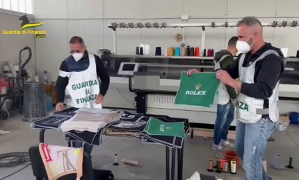 Contraffazione, denunciate 9 persone, 13mila capi falsi sequestrati