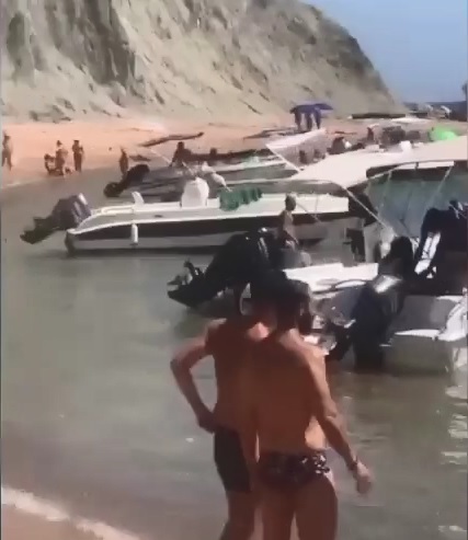 Punta Bianca invasa da gommoni, jet sky e barbecue: la denuncia di Mereamico di Agrigento (VIDEO)