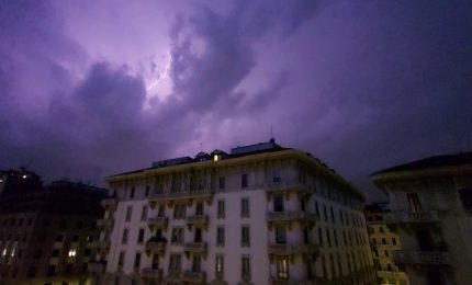 Una tempesta di fulmini si abbatte su Milano