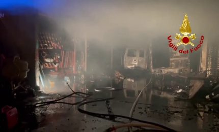 In fiamme magazzino di fuochi d'artificio nel Napoletano