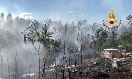 Incendio Roma, prosegue intervento vigili del fuoco