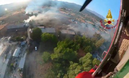 Domato incendio a Paganica con l'ausilio di un elicottero