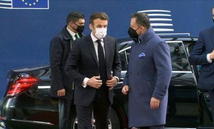 Macron vuole multare i negozi con i condizionatori accesi e le porte aperte mentre le auto blu ferme sono accese per godersi il fresco...