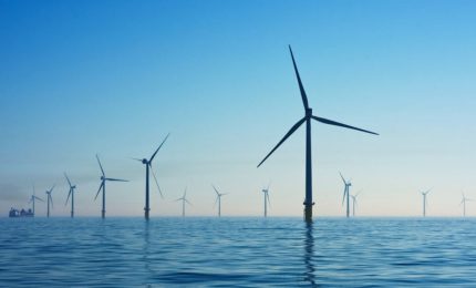 Sicilia sempre più colonia: al largo di Catania è “in sviluppo” un arcipelago di gigantesche torri eoliche speculative