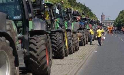 In Olanda il Governo europeista manda i poliziotti in strada a sparare contro gli agricoltori che protestano