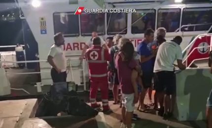 Incendio a Pantelleria, turisti evacuati dalla Guardia Costiera