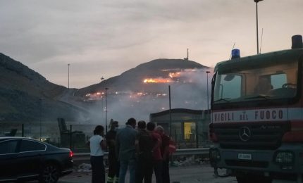 Sicilia nella morsa del fuoco, a Palermo brucia la discarica di Bellolampo