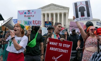 Un po' di chiarezza sulla sentenza della Corte Suprema USA che non vieta l’aborto ma restituisce il tema ai singoli Stati