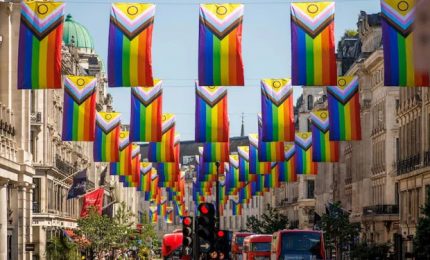 Breve storia della  ‘Pride Flag’ conosciuta anche come la ‘bandiera arcobaleno’