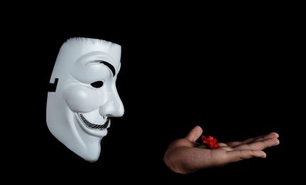 Una campagna elettorale squallida dove in tanti si stringono la mano e sorridono senza essere amici