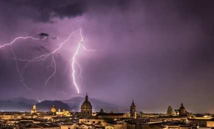 Stanotte pioggia e una tempesta di fulmini ha illuminato Palermo in buona parte spenta da anni nel nome degli appalti del Tram/ MATTINALE 727