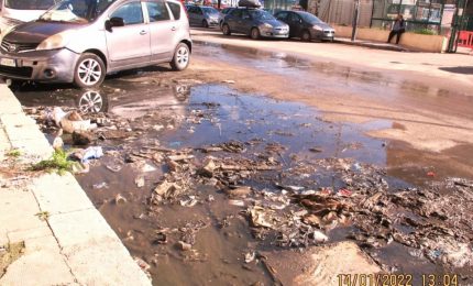 Si può vivere in mezzo alla merda che galleggia senza che le 'autorità' intervengano? A Palermo sì! / SERALE