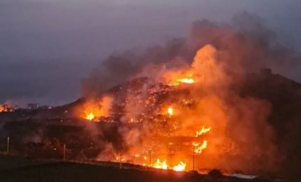 Vasto incendio a Pantelleria, in fuga vip e turisti