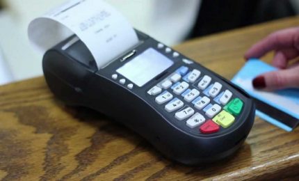 Il pagamento con il POS non combatte l'evasione fiscale ma serve a far guadagnare le banche
