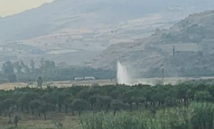 L'ironia di Ernesto Abate sui Geyser siciliani (le condotte idriche abbandonate che esplodono). Ma per Sicilacque i soldi ci sono sempre!