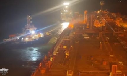 Una petroliera si arena nel Canale di Suez, le immagini